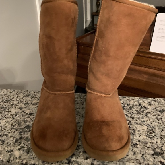 Kids tall ugg boots size 3 …. One tiny damage … - Picture 1 of 3